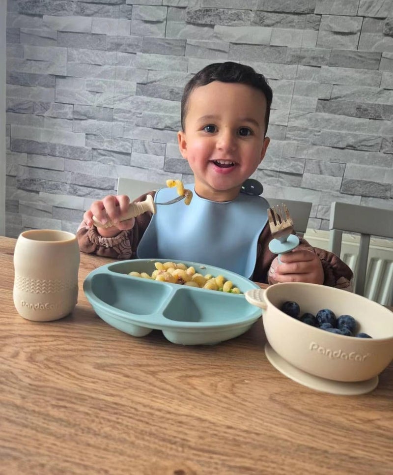 PandaEar طقم تغذية الأطفال من السيليكون | 2 طبق مسطح مقسم مع شفط + 2 وعاء مع شفط + 2 كوب صغير مع 2 ملعقة | أدوات التغذية الذاتية للأطفال (أزرق أبيض) - Image 3